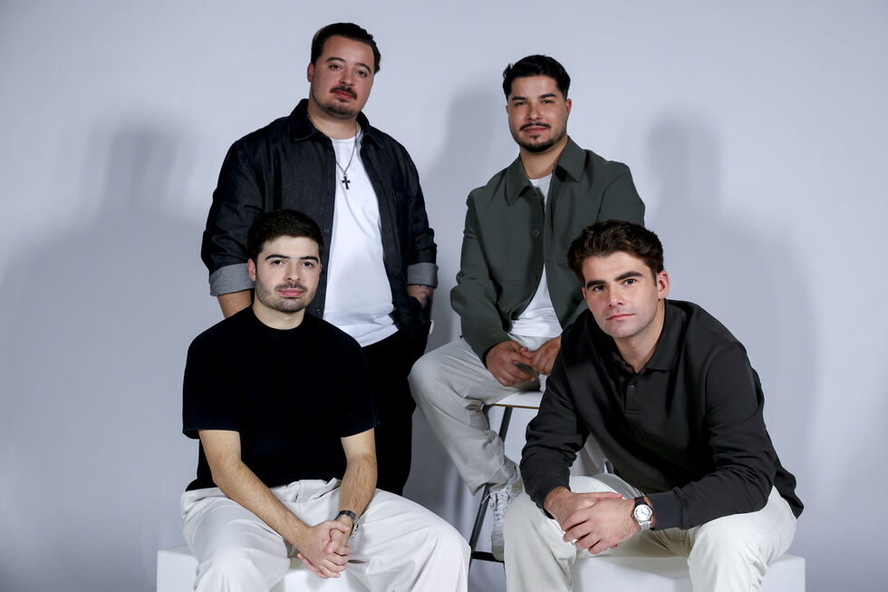 David Mendonça, Francisco Cartaxo, Tomás Cartaxo e Miguel Brites integram a banda Vizinhos