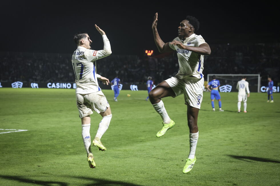 Jogadores do FC Porto celebram vitória em Alverca