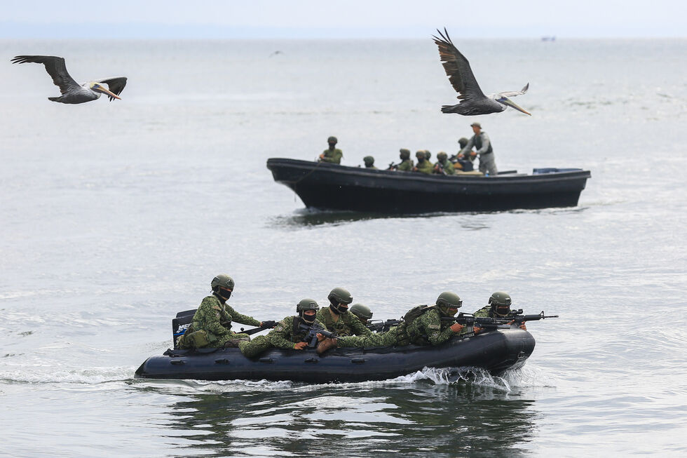 Militares americanos em embarcações 