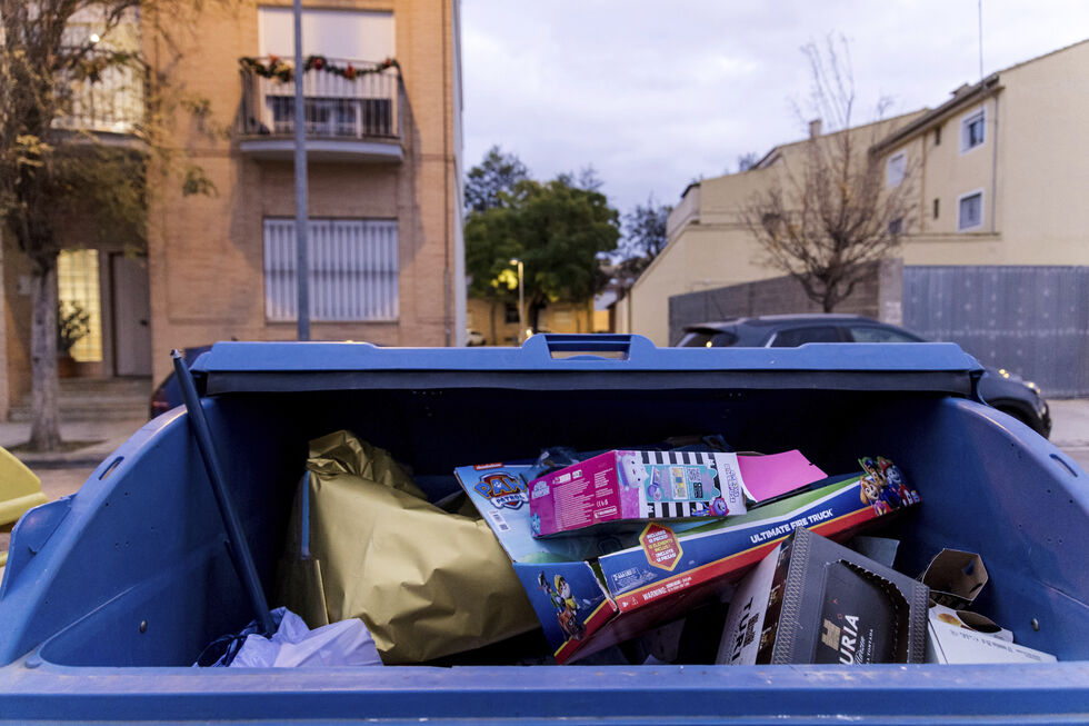 Após o Natal, lixo acumula-se com embalagens e brinquedos usados