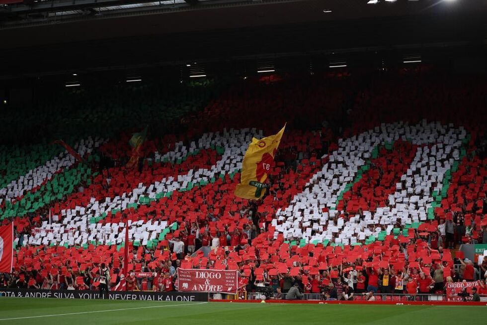 Adeptos do Liverpool homenageiam Diogo Jota e André Silva em Anfield