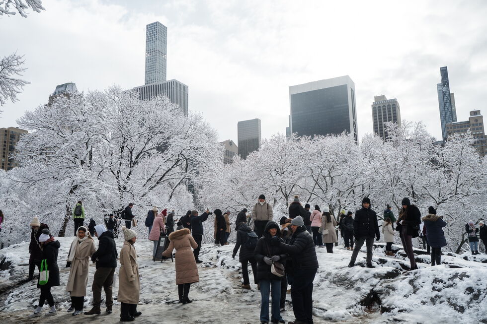 Tempestade de neve causa cancelamentos de voos em Nova Iorque e nos EUA.
