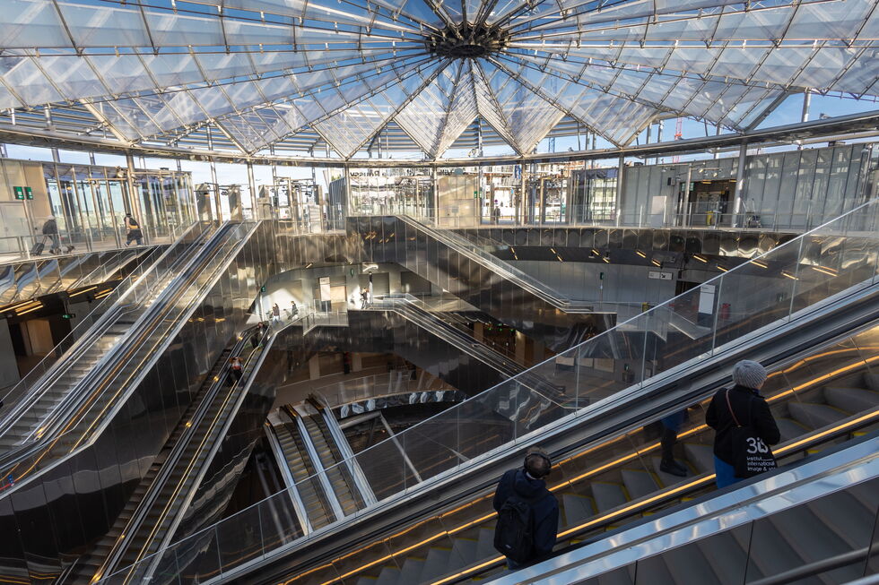 Ataque no metro de Paris: passageiros usam escadas rolantes