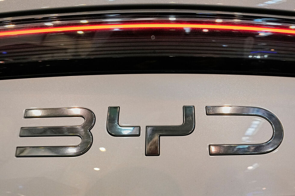 BYD poderá ultrapassar Tesla em vendas de elétricos em 2025