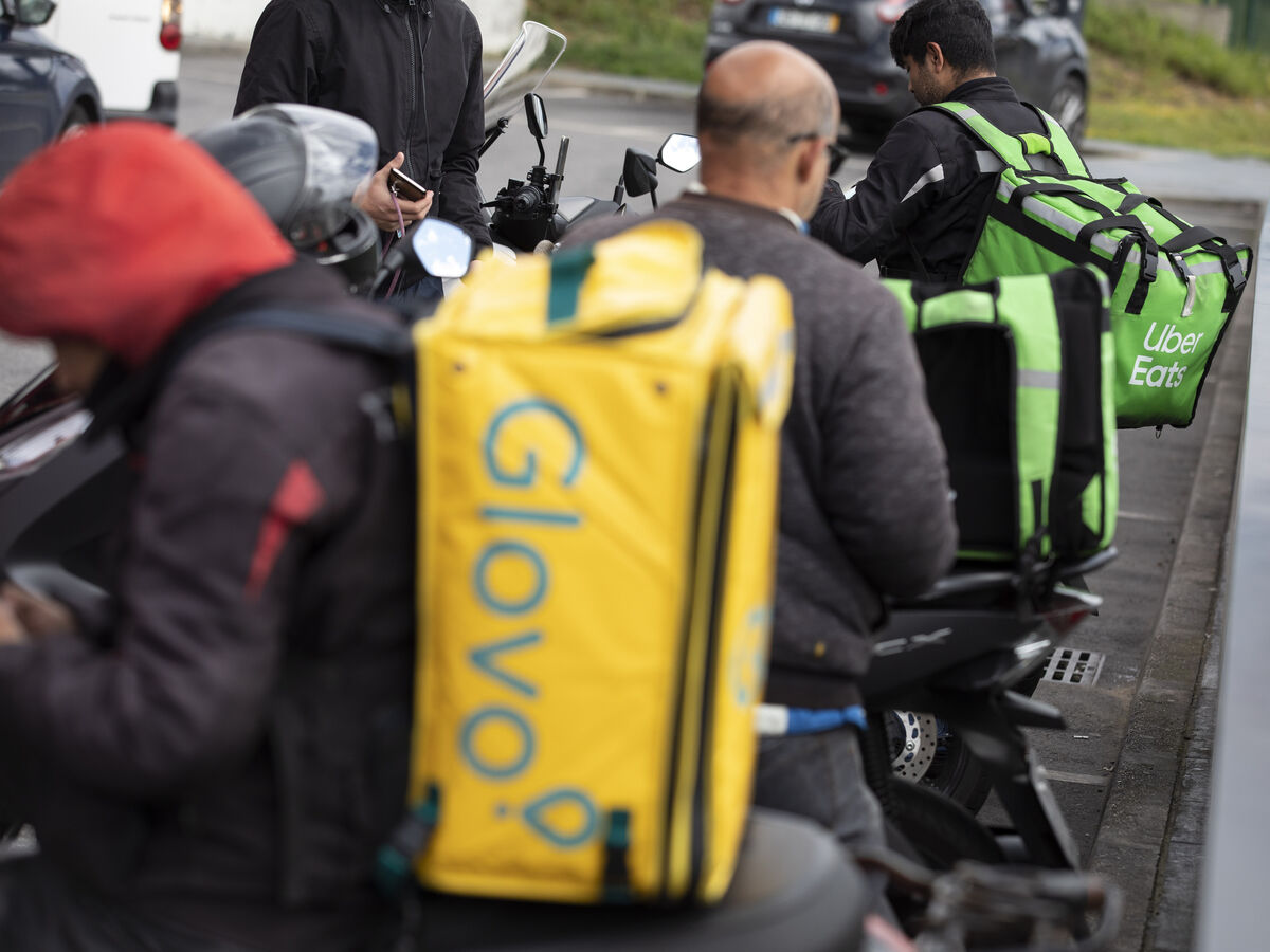 Contratos reconhecidos: mais de 20 estafetas ganham às plataformas digitais