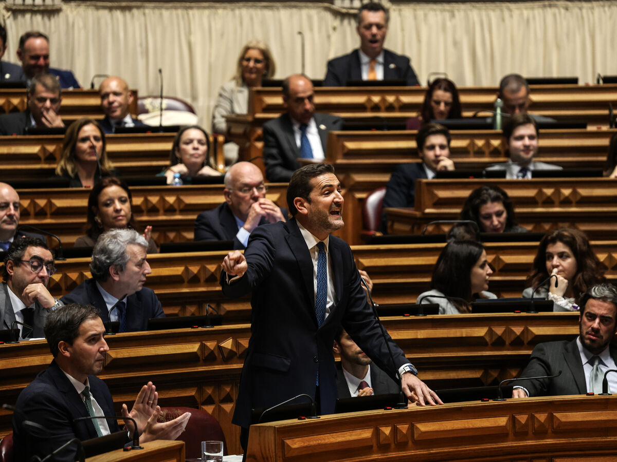 Em quem vão votar os deputados da direita? PSD impõe lei da rolha