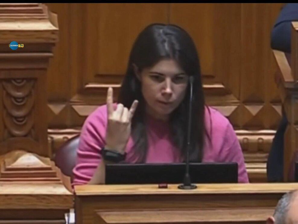 Mariana Mort]agua, deputada do Bloco de Esquerda, fez um gesto com a mão direita durante a intervenção de Paulo Núncio, do CDS