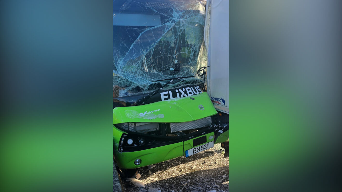 Choque em cadeia com pelo menos 100 veículos em França 