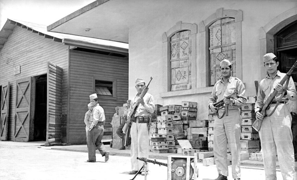 Três soldados da Guarda de Honra e do quartel da Cidade de Guatemala mostram espingardas