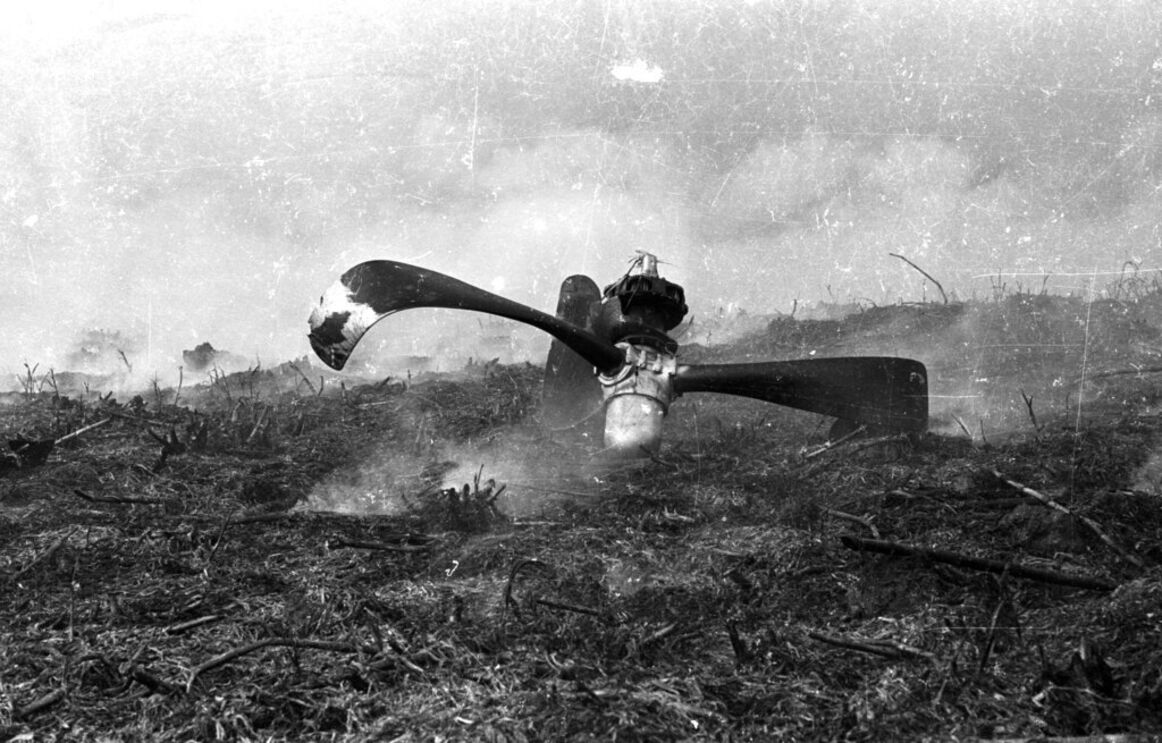 Destroços de um avião dos EUA na praia Giró
