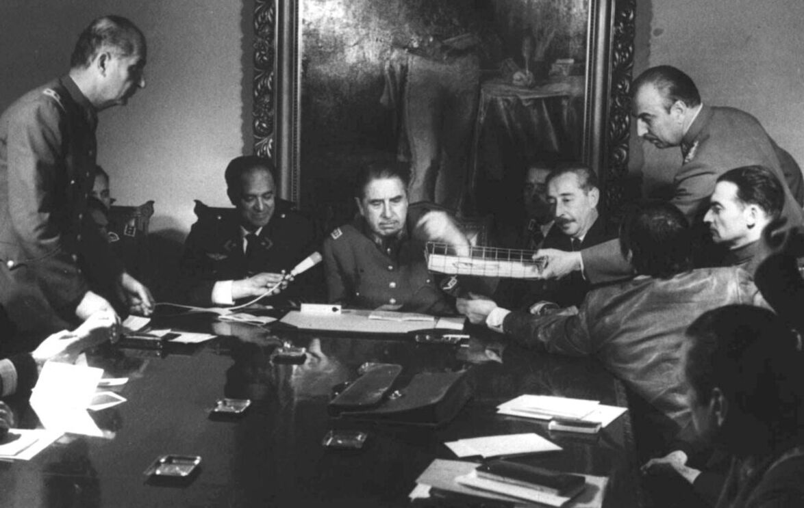 Augusto Pinochet preside uma reunião com o seu estado-maior militar em Santiago, Chile, dias após tomar o poder do presidente Salvador Allende