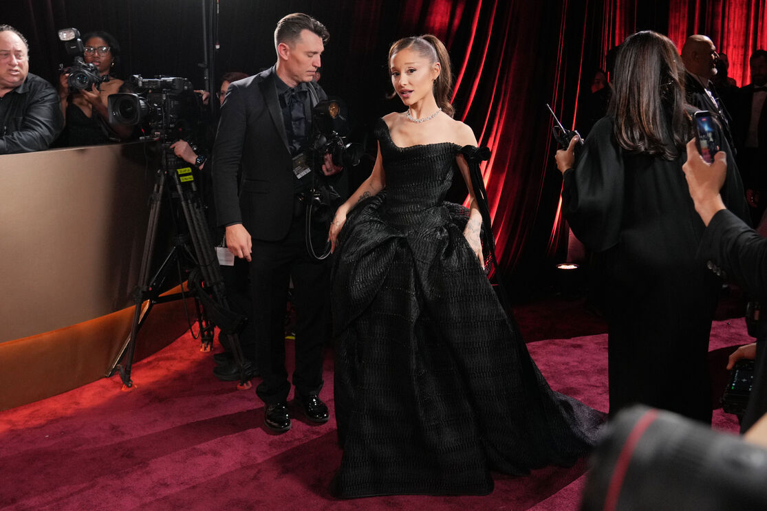 Ariana Grande troca o cor-de-rosa por um 'look' sóbrio na cerimónia