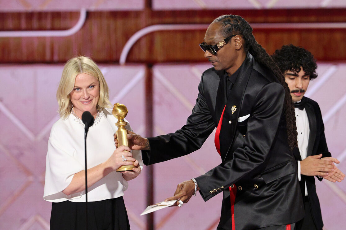  Snoop Dogg entrega primeiro Globo de Ouro para melhor Podcast a Amy Amy Poehler 