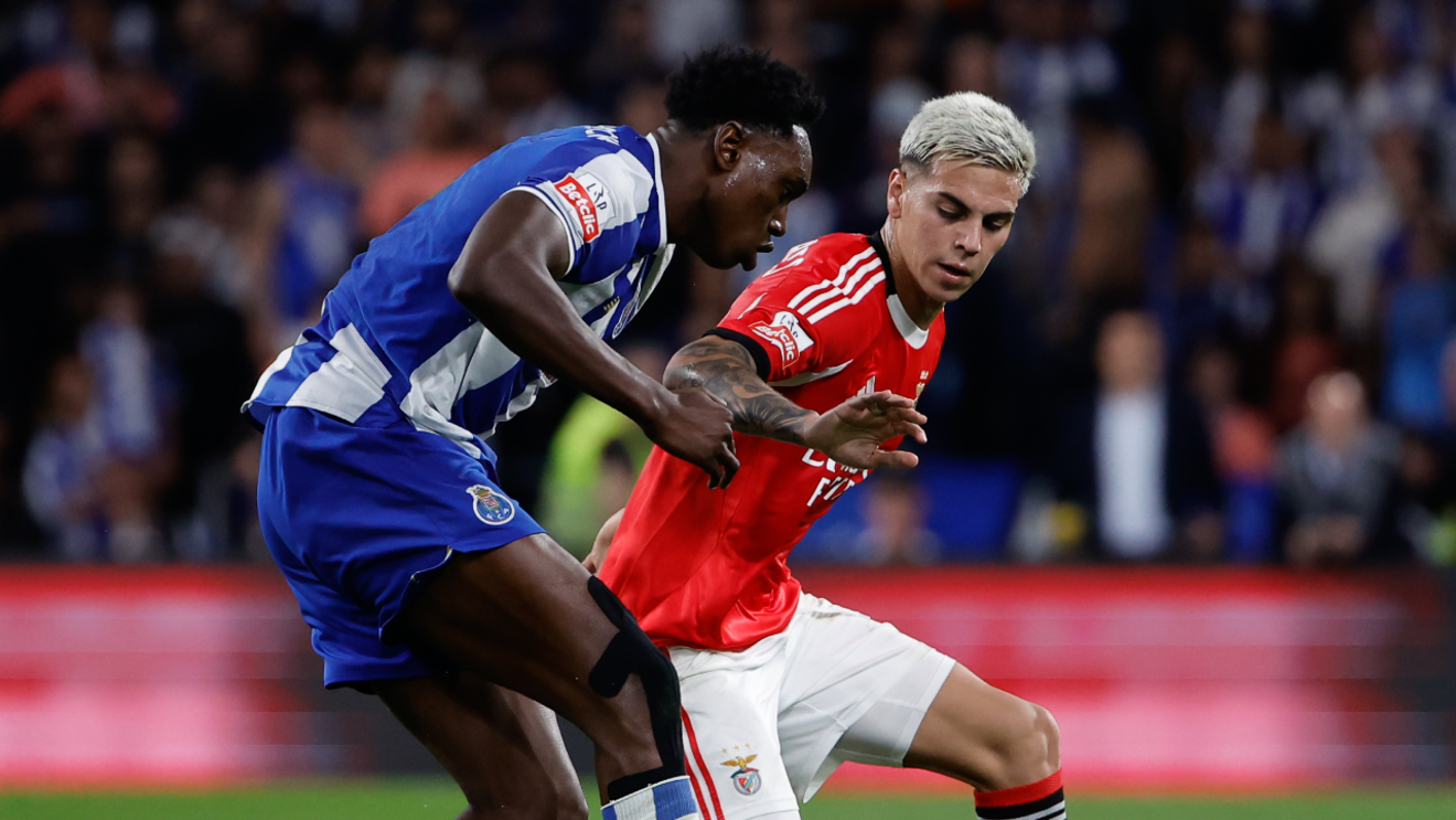 Samu e Enzo Barrenechea durante o clássico do campeonato