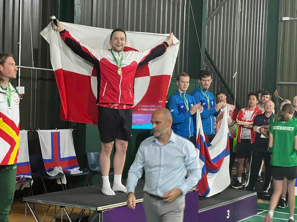 Jens-Frederik Nielsen celebra no pódio o ouro conquistado nos Jogos das Ilhas, em 2023