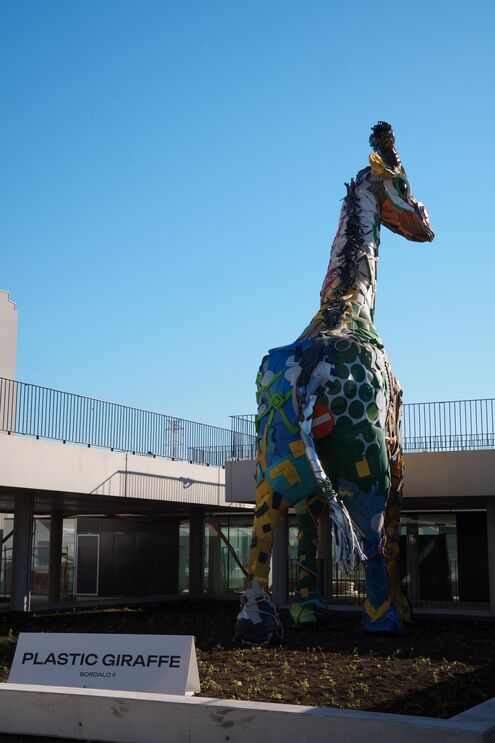 Girafa de plástico de Bordalo II integra arte e sustentabilidade
