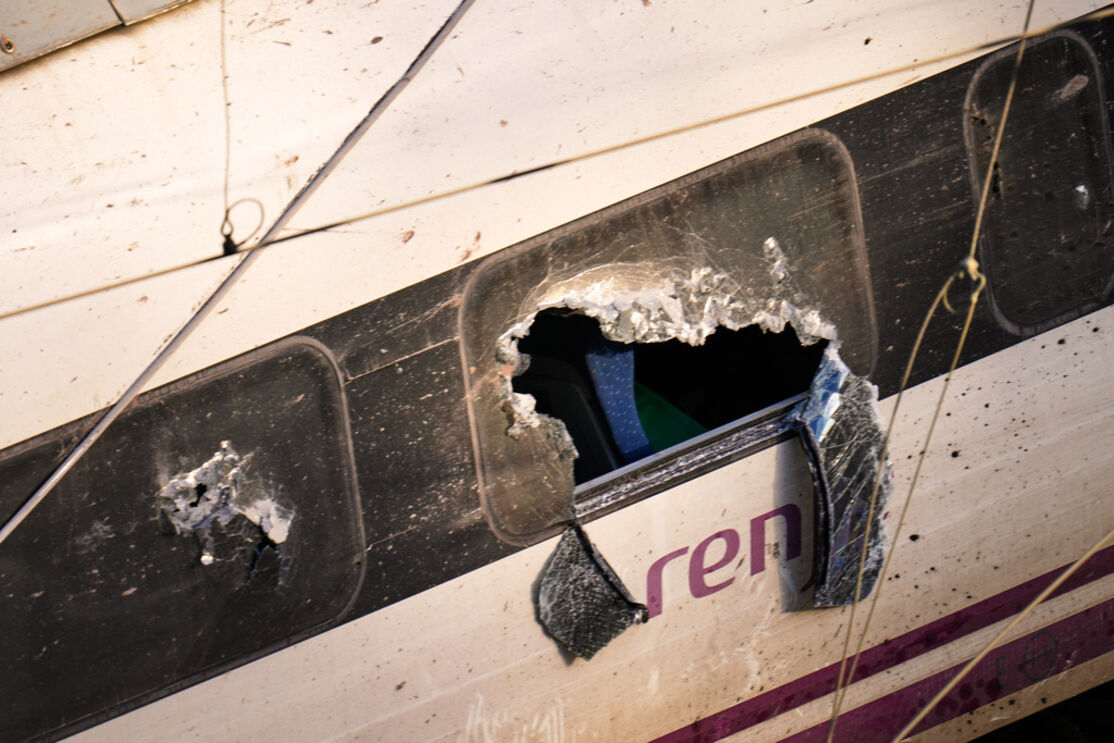 Comboio RENFE danificado após descarrilamento em Espanha