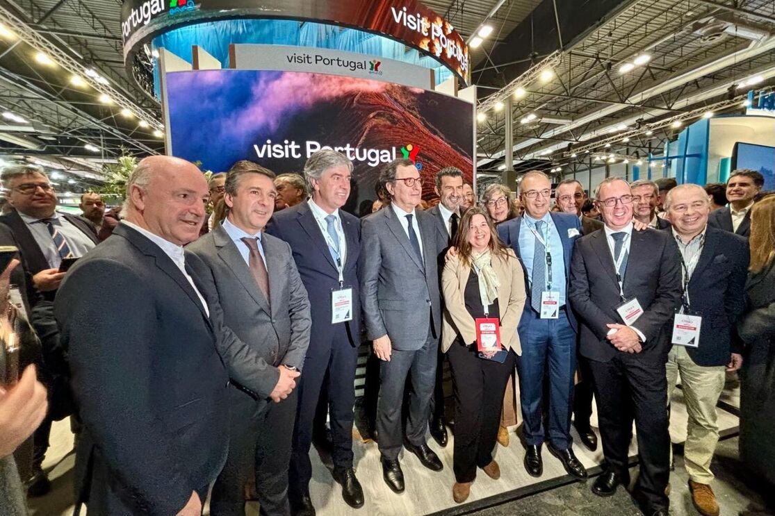 Grupo de pessoas posa junto à estrutura 