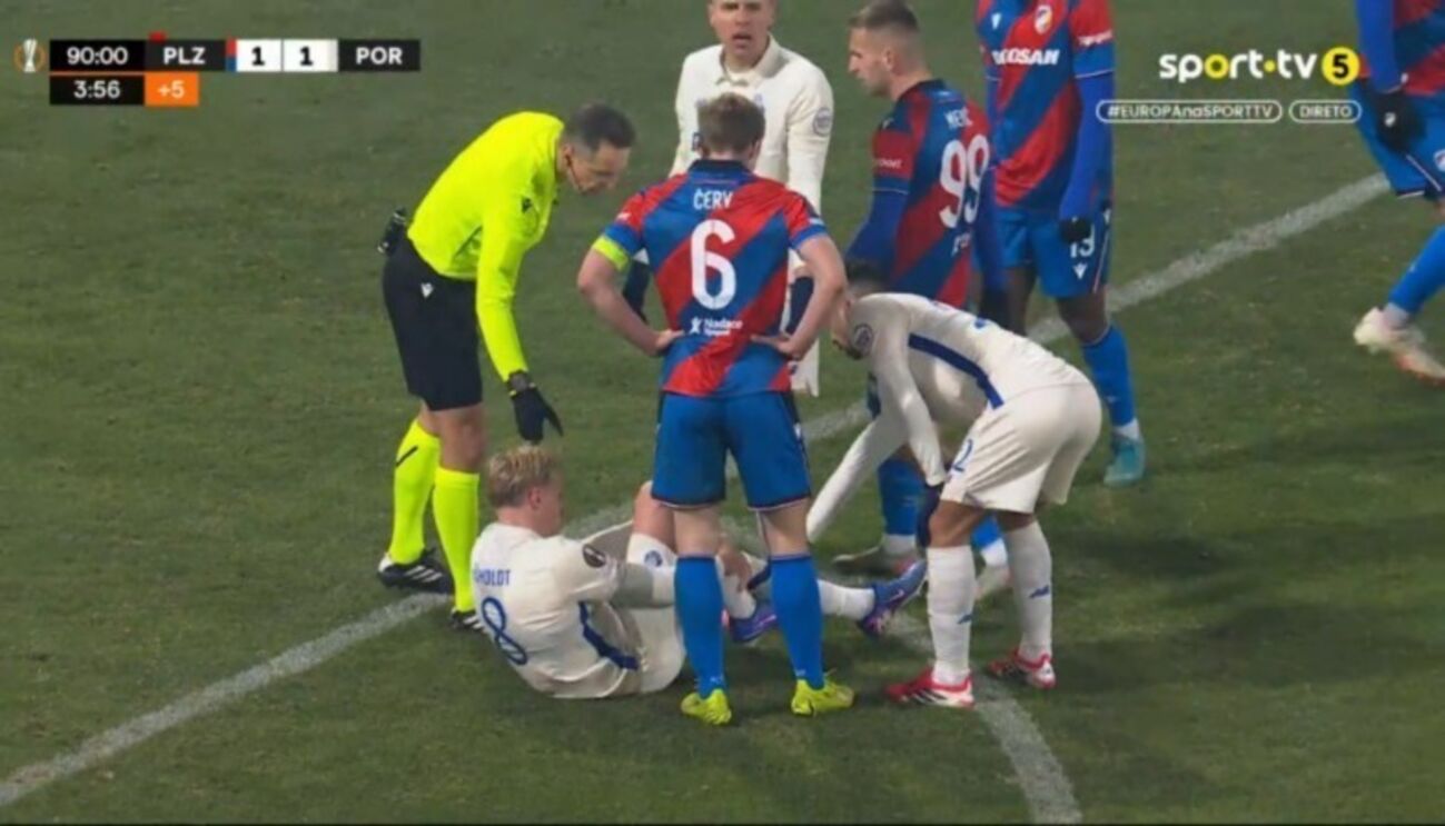 Alarme no Dragão: Froholdt faz exames médicos após jogo em Plzen