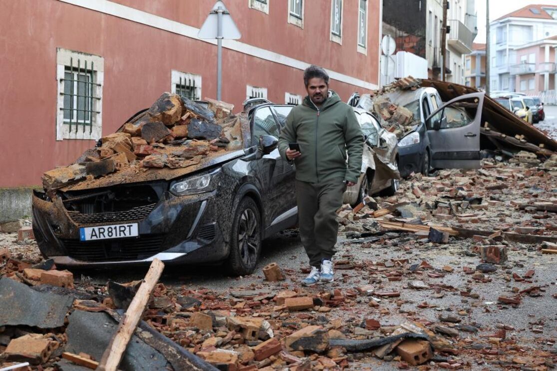 Na Figueira da Foz caiu parte do telhado da antiga Universidade e atingiu, pelo menos, sete carros