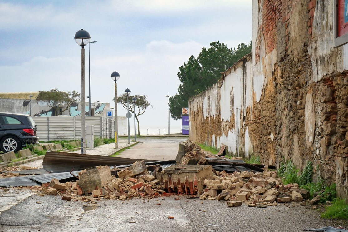 Depressão Kristin causa estragos: rua bloqueada por destroços após mau tempo