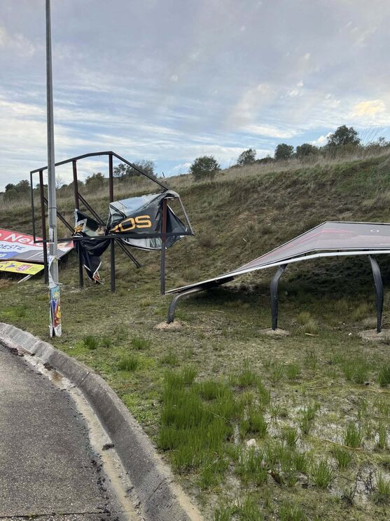 Estragos em outdoors em Torres Vedras devido ao mau tempo