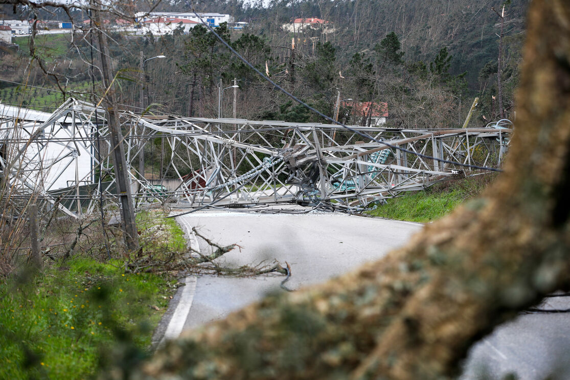 Depressão Kristin causa danos comparáveis ao furacão Leslie em áreas afetadas