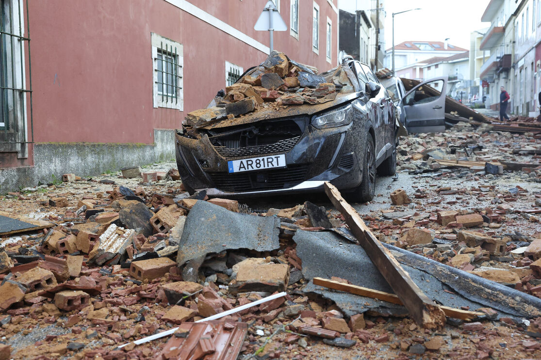A passagem da depressão Kristin na Figueira da Foz fez cair parte do telhado da antiga Universidade e atingiu, pelo menos, sete carros