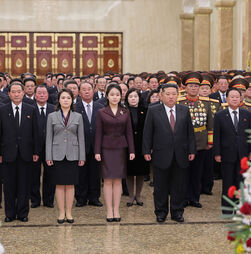 Filha do líder da Coreia do Norte faz primeira visita a mausoléu do regime