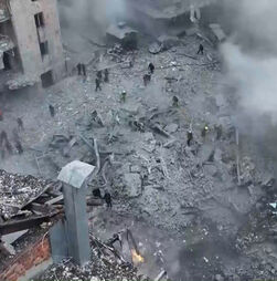 Imagens aéreas mostram impacto de ataque com mísseis em Kharkiv 