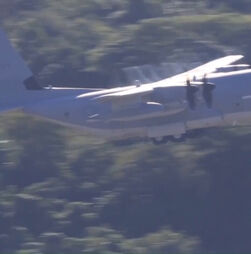 Aeronaves militares dos EUA são vistas a descolar de Porto Rico enquanto o conflito com a Venezuela se intensifica