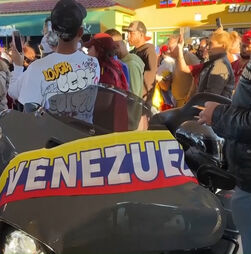 Venezuelanos na Flórida comemoram notícia da captura do presidente Nicolás Maduro   