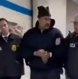 Nicolás Maduro chega a centro de detenção em Brooklyn algemado e a desejar 'feliz Ano Novo'