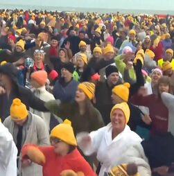4.500 pessoas enfrentaram o frio para o tradicional mergulho de Ano Novo nas águas agitadas do Mar do Norte