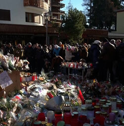 Centenas de pessoas homenageiam as vítimas do incêndio num bar suíço 