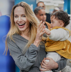 Médio Oriente: Atriz Angelina Jolie mostra apoio ao povo de Gaza numa  visita a Rafah