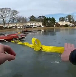 O momento em que criança é resgatada após cair em lago gelado no dia de Natal 