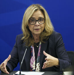 Ministra assume situação 'muito crítica' no tempo de espera das urgências