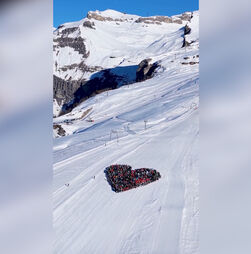 A emocionante homenagem dos esquiadores de Crans-Montana às vítimas da tragédia em bar na passagem de ano  