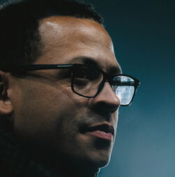 Liam Rosenior é o novo treinador do Chelsea