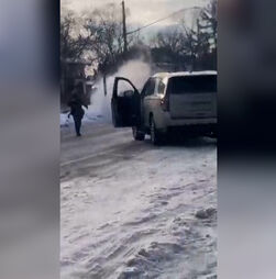 O momento em que mulher desarmada é baleada por agente do ICE nos EUA 