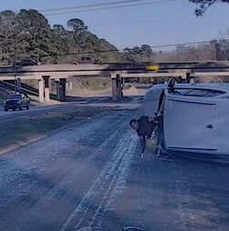 Perseguição policial no Texas termina com carro capotado e suspeito detido