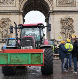 Agricultores bloqueiam estradas em França nas fronteiras com Bélgica e Espanha