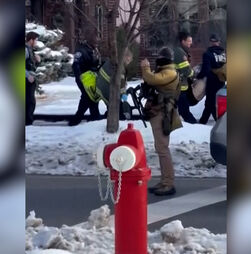 Novas imagens mostram mulher morta pelo ICE a ser transportada pelos bombeiros após tiroteio   