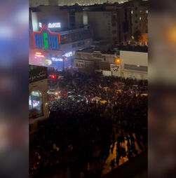 Milhares de pessoas em protesto nas ruas de Teerão  