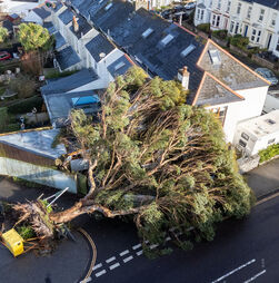 Um morto e milhares de casas sem luz após a tempestade no Reino Unido