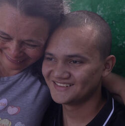 Prisioneiro libertado na Venezuela reencontra família e descobre que Maduro foi capturado 