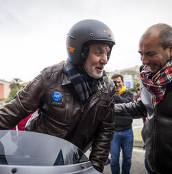 Gouveia e Melo de mota diz que está habituado a conduzir coisas mais difíceis