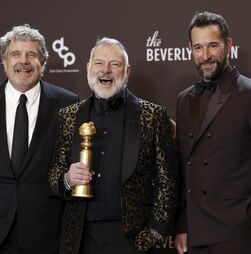 “The Pitt” e “Adolescência” vencem maiores prémios de TV nos Globos de Ouro