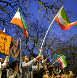 Iranianos já podem telefonar para fora do país, mas internet segue bloqueda